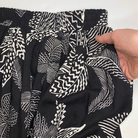 Vintage Black and White Floral / Leaf Print Skirt with Pockets Sz 14 - Picture 2 of 8